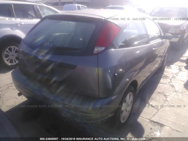 1FAFP31N47W142723 - 2007 FORD FOCUS ZX3/S/SE/SES GRAY photo 4