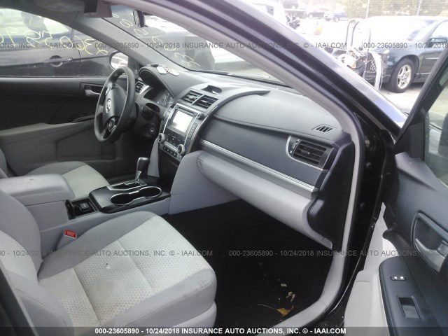 4T1BF1FK4EU347834 - 2014 TOYOTA CAMRY L/SE/LE/XLE Qara foto 5