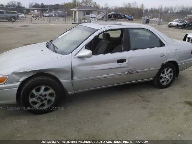 4T1BF28K91U969567 - 2001 TOYOTA CAMRY LE/XLE 银色 照片 6