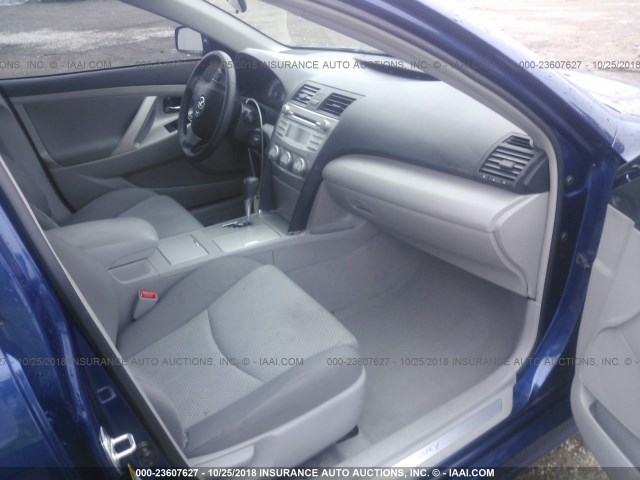 4T1BF3EK8BU598171 - 2011 TOYOTA CAMRY SE/LE/XLE BLUE photo 5