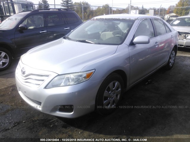 4T1BF3EK4AU512742 - 2010 TOYOTA CAMRY SE/LE/XLE SILVER photo 2