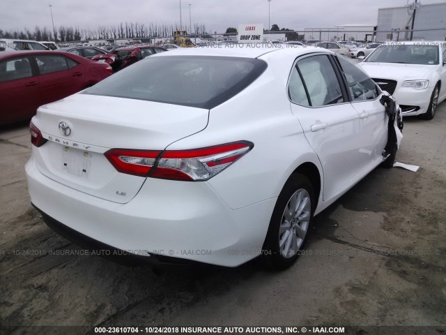 4T1B11HK7JU071347 - 2018 TOYOTA CAMRY L/LE/XLE/SE/XSE WHITE photo 4