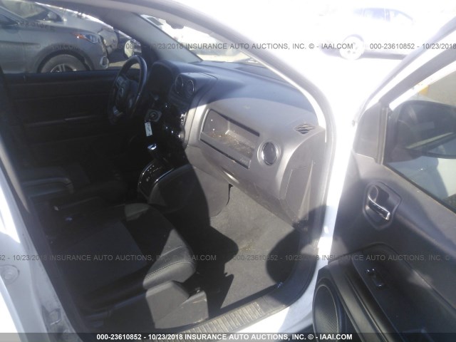 1C4NJDEB8CD584505 - 2012 JEEP COMPASS LATITUDE თეთრი ფოტო 5