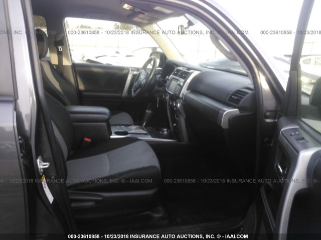 JTEBU5JR6G5342827 - 2016 TOYOTA 4RUNNER SR5 PREM/LTDL/TRAIL/TRD 灰色 照片 5