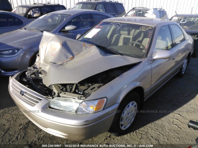 JT2BG22K3X0364513 - 1999 TOYOTA CAMRY LE/XLE BEIGE photo 2