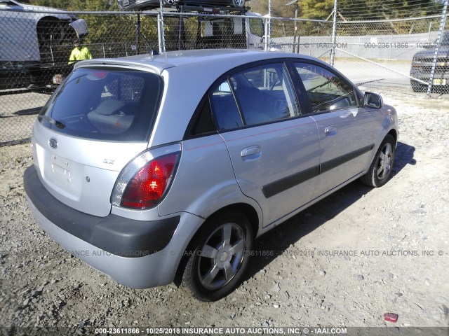 KNADE163066058400 - 2006 KIA RIO 5 SILVER photo 4