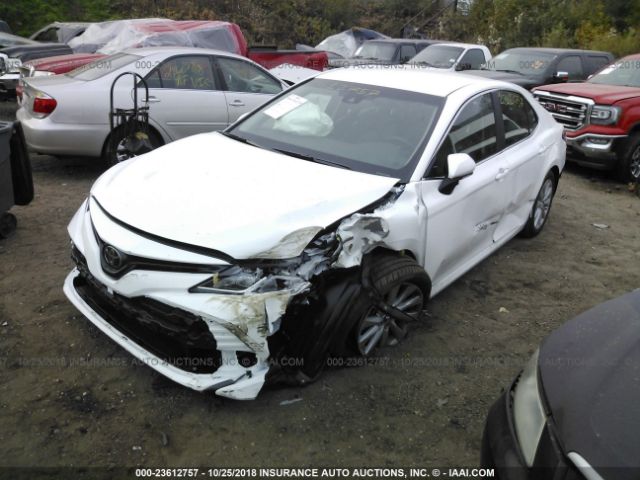 4T1B11HK8JU144807 - 2018 TOYOTA CAMRY L/LE/XLE/SE/XSE WHITE photo 2