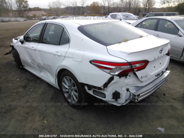 4T1B11HK8JU144807 - 2018 TOYOTA CAMRY L/LE/XLE/SE/XSE WHITE photo 3