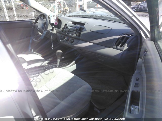 4T1BE32K74U789574 - 2004 TOYOTA CAMRY LE/XLE/SE SILVER photo 5
