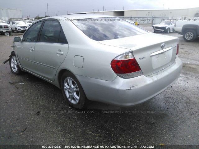 JTDBE32K563044559 - 2006 TOYOTA CAMRY LE/XLE 银色 照片 3