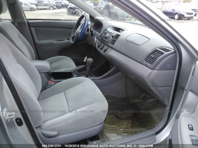 4T1BE32K74U858716 - 2004 TOYOTA CAMRY LE/XLE/SE GRAY photo 5