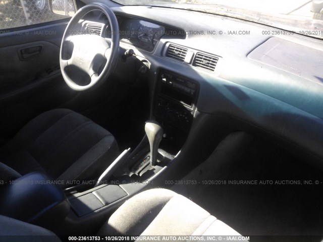 4T1BG22K1VU134882 - 1997 TOYOTA CAMRY CE/LE/XLE 灰色 照片 5