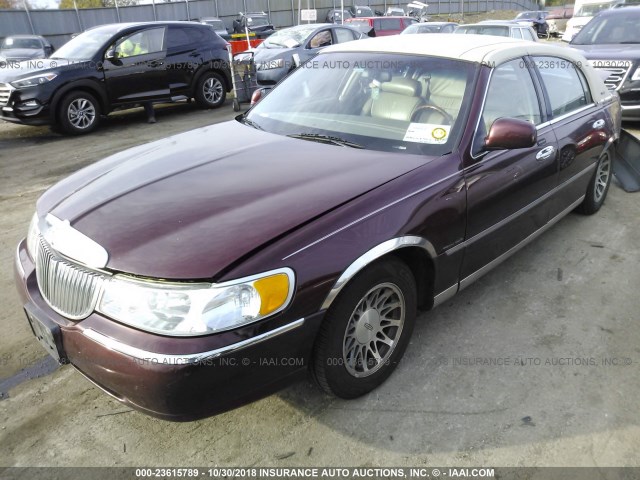 1LNHM82W91Y612476 - 2001 LINCOLN TOWN CAR SIGNATURE MAROON photo 2