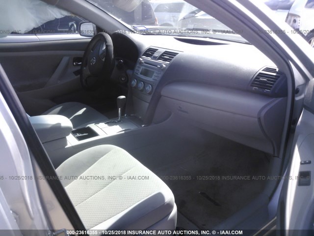 4T4BE46K68R014176 - 2008 TOYOTA CAMRY CE/LE/XLE/SE SILVER photo 5