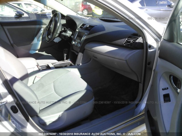4T1BE46K29U889458 - 2009 TOYOTA CAMRY SE/LE/XLE SILVER photo 5