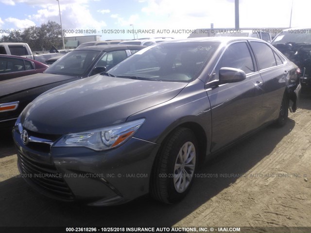 4T1BF1FK2HU361154 - 2017 TOYOTA CAMRY LE/XLE/SE/XSE 灰色 照片 2