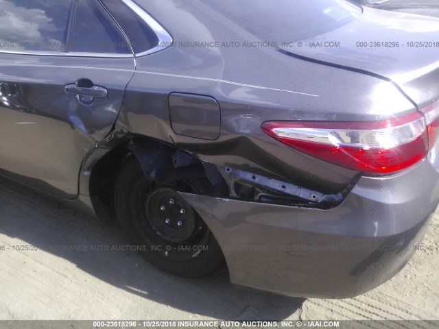 4T1BF1FK2HU361154 - 2017 TOYOTA CAMRY LE/XLE/SE/XSE 灰色 照片 6