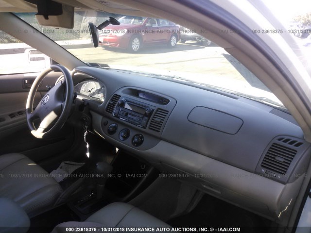 4T1BE32K14U277244 - 2004 TOYOTA CAMRY LE/XLE/SE WHITE photo 5
