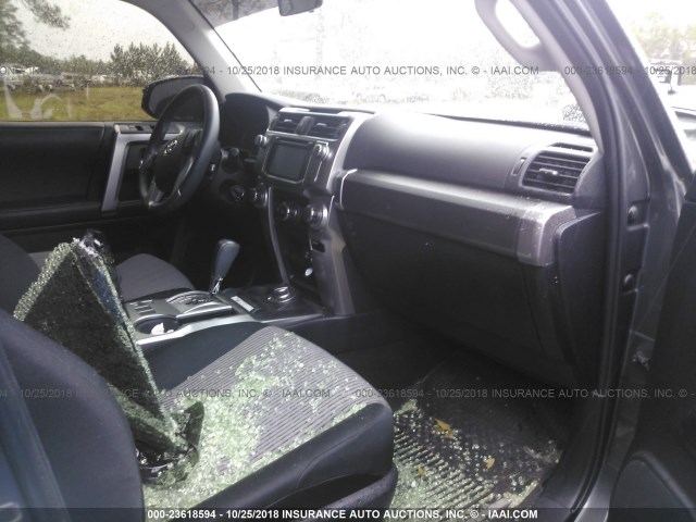 JTEBU5JR7J5537987 - 2018 TOYOTA 4RUNNER SR5 PREM/LTDL/TRAIL/TRD GRAY photo 5