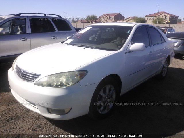 4T1BF30KX5U617945 - 2005 TOYOTA CAMRY LE/XLE/SE WHITE photo 2