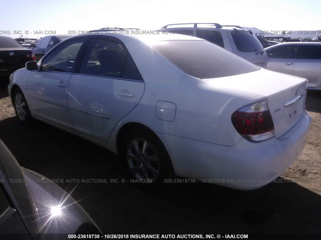 4T1BF30KX5U617945 - 2005 TOYOTA CAMRY LE/XLE/SE WHITE photo 3