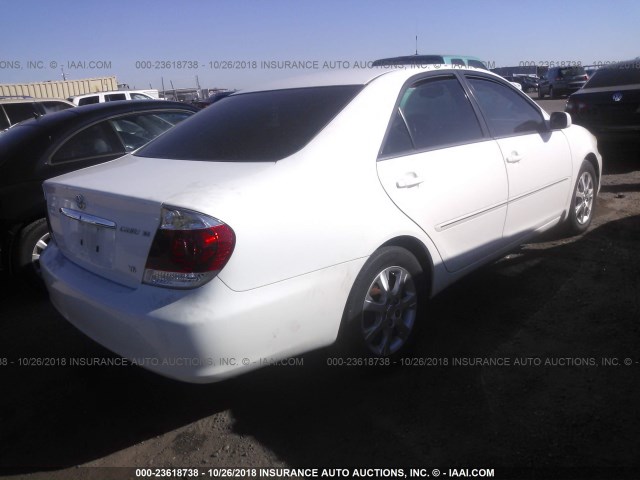 4T1BF30KX5U617945 - 2005 TOYOTA CAMRY LE/XLE/SE WHITE photo 4