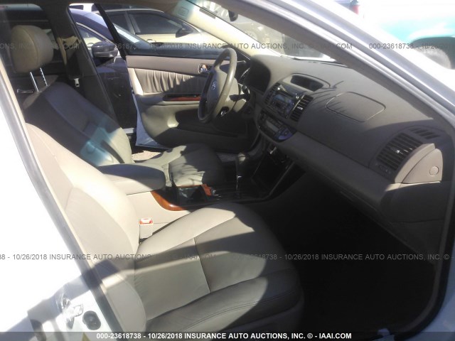 4T1BF30KX5U617945 - 2005 TOYOTA CAMRY LE/XLE/SE WHITE photo 5