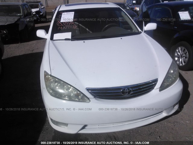 4T1BF30KX5U617945 - 2005 TOYOTA CAMRY LE/XLE/SE WHITE photo 6