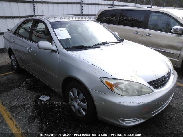 4T1BE32K23U226589 - 2003 TOYOTA CAMRY LE/XLE/SE SILVER photo 1