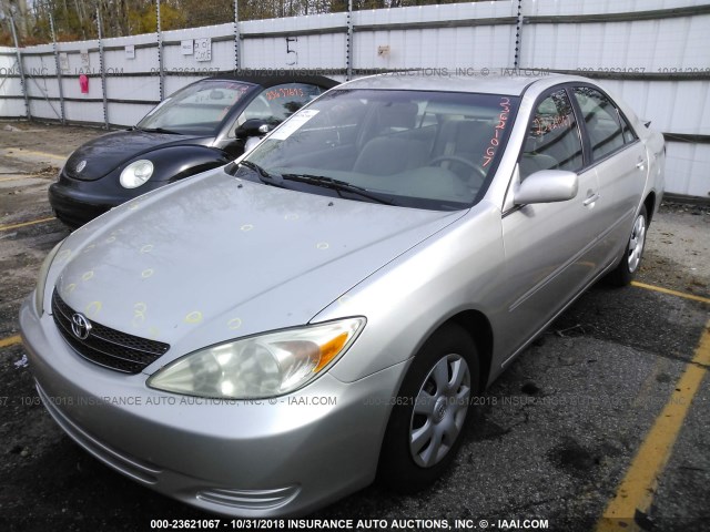 4T1BE32K23U226589 - 2003 TOYOTA CAMRY LE/XLE/SE SILVER photo 2