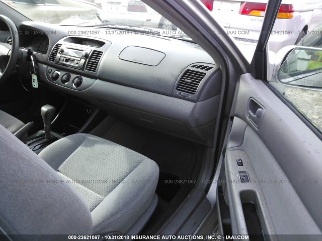 4T1BE32K23U226589 - 2003 TOYOTA CAMRY LE/XLE/SE SILVER photo 5