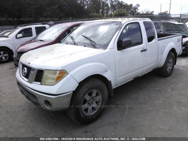 1N6AD06U95C417770 - 2005 NISSAN FRONTIER KING CAB LE/KING CAB SE/KING CAB OFF ROAD WHITE photo 2