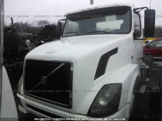4V4NC9EHXCN548406 - 2012 VOLVO VN L WHITE photo 2