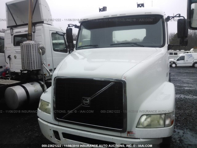 4V4MC9EH99N285295 - 2009 VOLVO VNM M WHITE photo 2