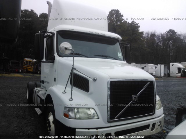 4V4M39DF8CN548447 - 2012 VOLVO VN M WHITE photo 1