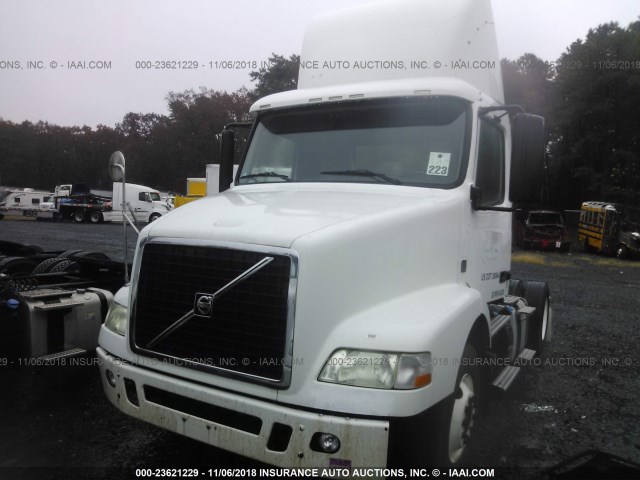 4V4M39DF8CN548447 - 2012 VOLVO VN M WHITE photo 2