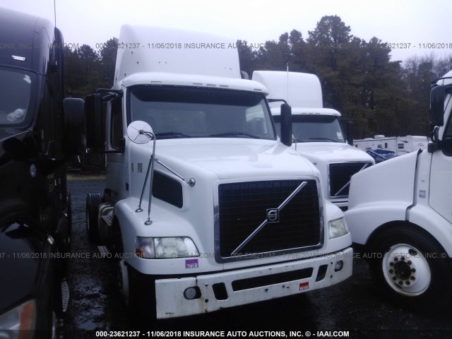 4V4M39DF2CN549366 - 2012 VOLVO VNM M WHITE photo 1