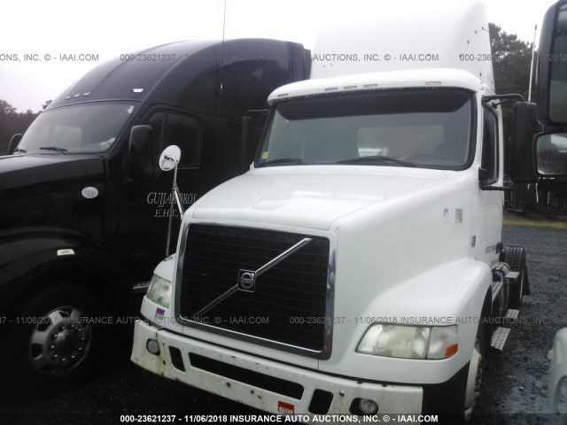 4V4M39DF2CN549366 - 2012 VOLVO VNM M WHITE photo 2