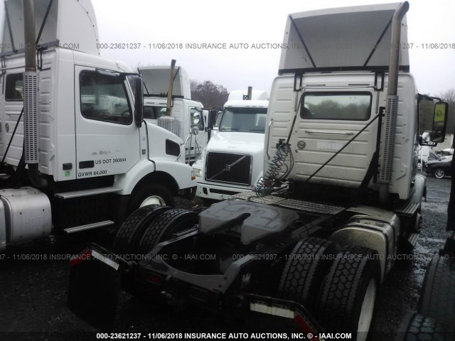 4V4M39DF2CN549366 - 2012 VOLVO VNM M WHITE photo 4