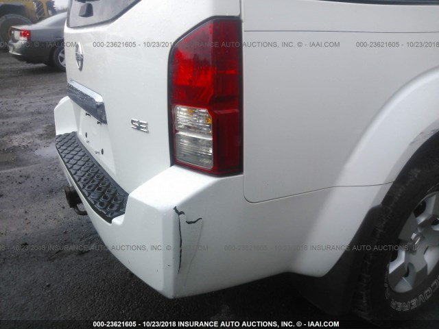 5N1AR18W75C756435 - 2005 NISSAN PATHFINDER LE/SE/XE WHITE photo 6