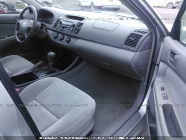 4T1BE32K23U727207 - 2003 TOYOTA CAMRY LE/XLE/SE SILVER photo 5