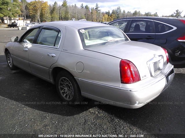 1LNHM82W82Y611580 - 2002 LINCOLN TOWN CAR SIGNATURE GOLD photo 3