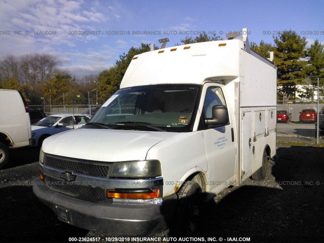 1GBHG31U751243053 - 2005 CHEVROLET EXPRESS G3500  WHITE photo 2