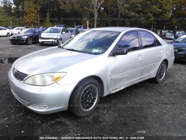 4T1BE30K62U004090 - 2002 TOYOTA CAMRY LE/XLE/SE SILVER photo 2