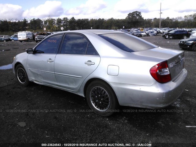 4T1BE30K62U004090 - 2002 TOYOTA CAMRY LE/XLE/SE SILVER photo 3