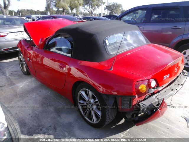 4USBT53574LT25330 - 2004 BMW Z4 3.0 RED photo 3