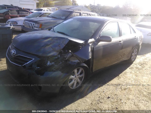 4T1BF3EK6AU531163 - 2010 TOYOTA CAMRY SE/LE/XLE GRAY photo 2