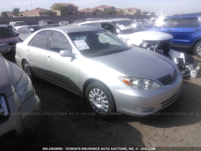 JTDBE32KX20070764 - 2002 TOYOTA CAMRY LE/XLE/SE 银色 照片 1