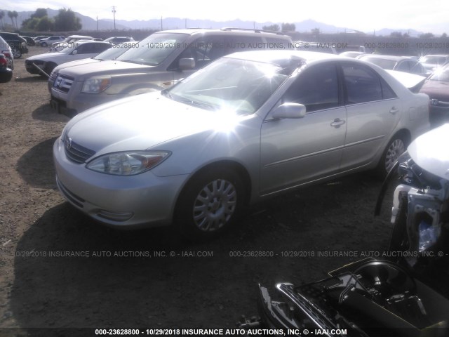 JTDBE32KX20070764 - 2002 TOYOTA CAMRY LE/XLE/SE 银色 照片 2