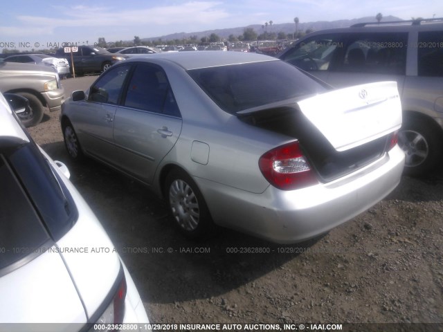 JTDBE32KX20070764 - 2002 TOYOTA CAMRY LE/XLE/SE 银色 照片 3